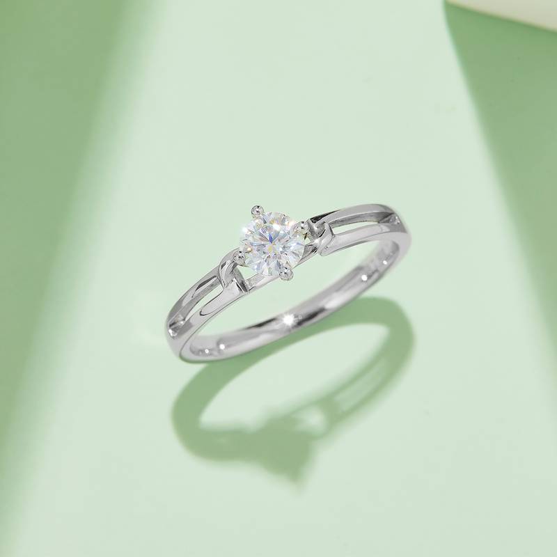 扭臂蝴蝶结S925银镀白金MoissaniteWomen's Ring50分D级